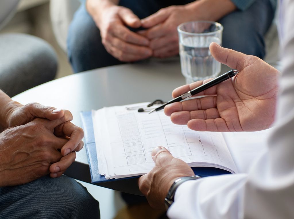 Пациоент на консультации у врача-нарколога